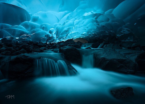Ледниковые пещеры Менденхолла на Аляске. 