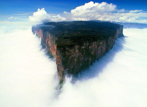Гора Рорайма в Южной Америке, расположенная на границе Бразилии, Венесуэлы и Гайаны. 