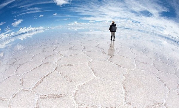 Солончак Уюни — высохшее соленое озеро на юге пустынной равнины Альтиплано в Боливии на высоте около 3 650 метров над уровнем моря.   