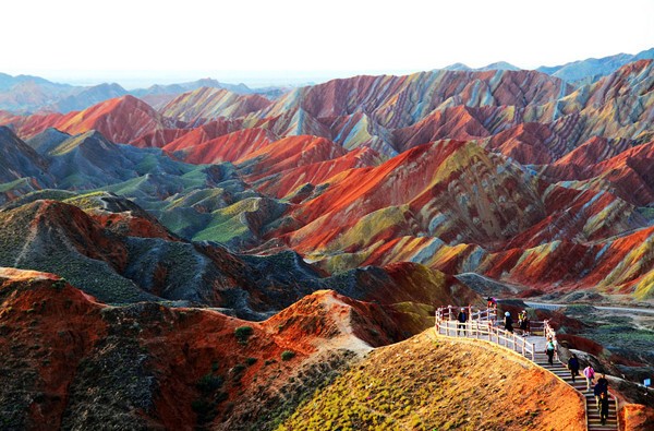 Цветные скалы Чжанъе Данксиа в Китае.