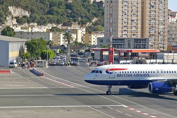 Взлетная полоса, пересекающая проезжую часть (аэропорт Гибралтара)