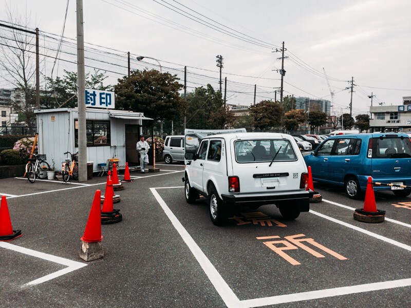 Новая Нива на парковке в Японии