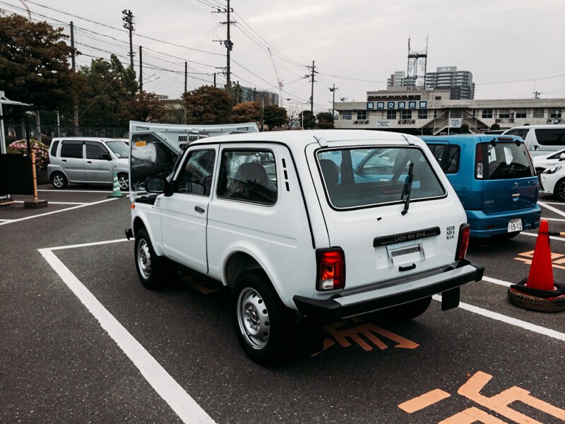 Новая Нива на парковке в Японии