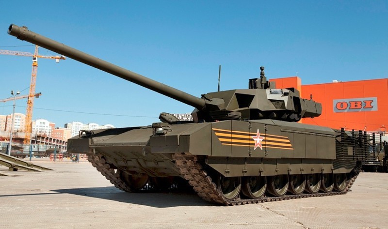 «Основной боевой танк Т-14 на платформе «Армата» имеет принципиально новые тактико-технические характеристики, оснащен новым автоматом подачи боеприпасов, 125-миллиметровой пушкой и дистанционно управляемой необитаемой башней»