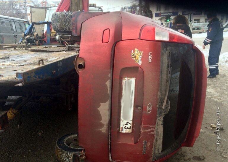 В Кирове Lada Kalina упала с эвакуатора на припаркованный Jaguar