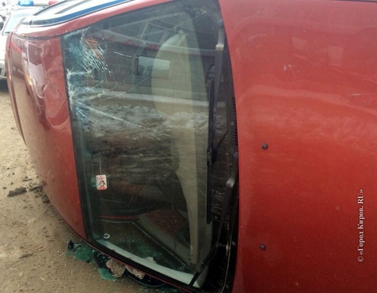 В Кирове Lada Kalina упала с эвакуатора на припаркованный Jaguar