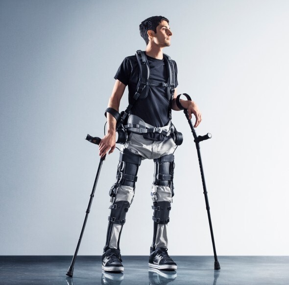 20. Этот роботизированный экзоскелет за $40 000 позволяет парализованному человеку ходить