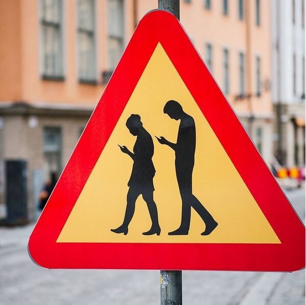 8. Дорожный знак в Стокгольме, который предупреждает водителей о пешеходах, уткнувшихся в смартфоны