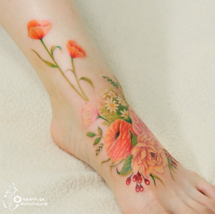 Цветочные татуировки, похожие на акварельные рисунки