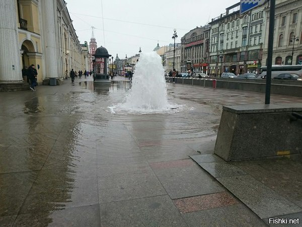 В центре Санкт-Петербурга, на Невском проспекте "заработал" фонтан