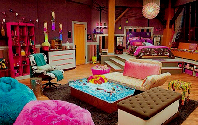 8. Яркая, красочная, разноцветная спальня с уютной зоной отдыха