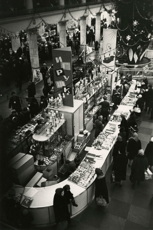 Борис Ярославцев. В торговом зале «Детского мира» накануне Нового года, Москва, 1960-е