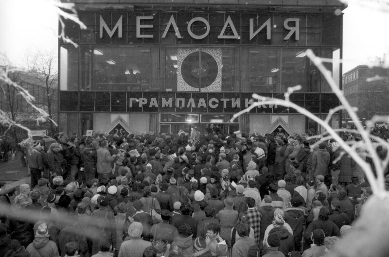 День начала продажи альбома "Гринпис"-прорыв", выпущенного международной экологической организацией "Гринпис" и советской фирмой грамзаписи "Мелодия"