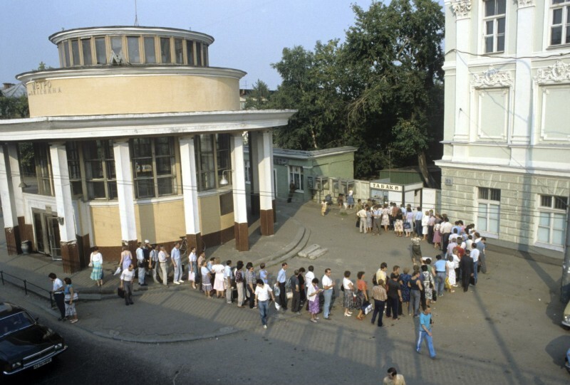 Очередь в табачный киоск у вестибюля станции метро "Парк культуры". Москва, 1990