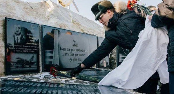 На родине сбитого в Сирии российского летчика Пешкова установили памятную плиту 
