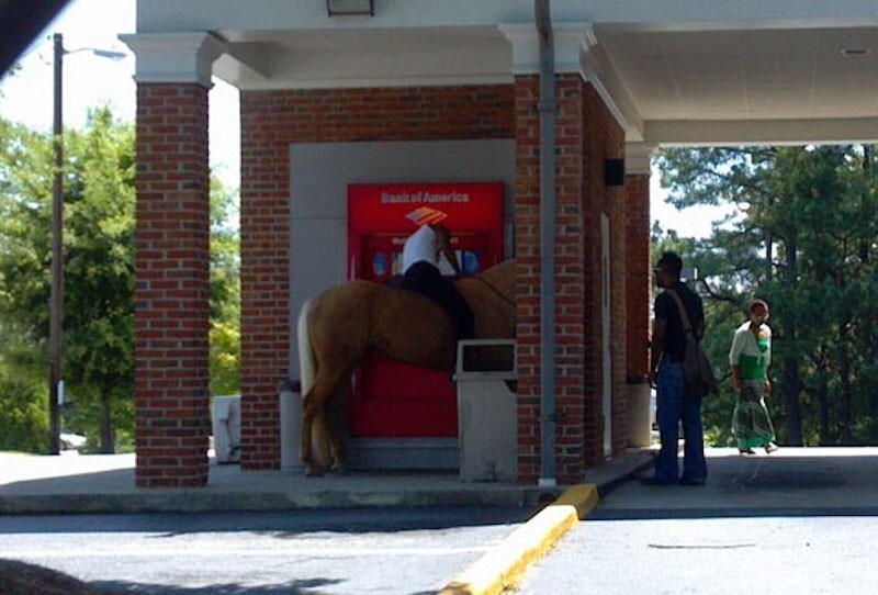 В Джорджии принято снимать деньги не слезая со своей лошади.