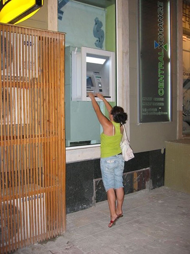 Женщина, снимающая деньги в Албании.