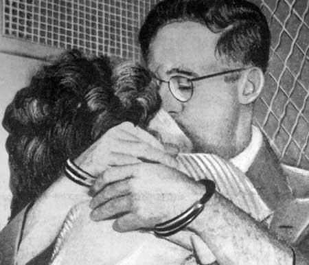 Последний поцелуй Этель и Юлиуса Розенбергов перед казнью, 1953 год. 