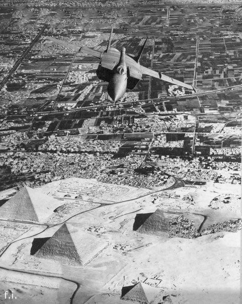МиГ-25 над египетскими пирамидами, 1972 год.