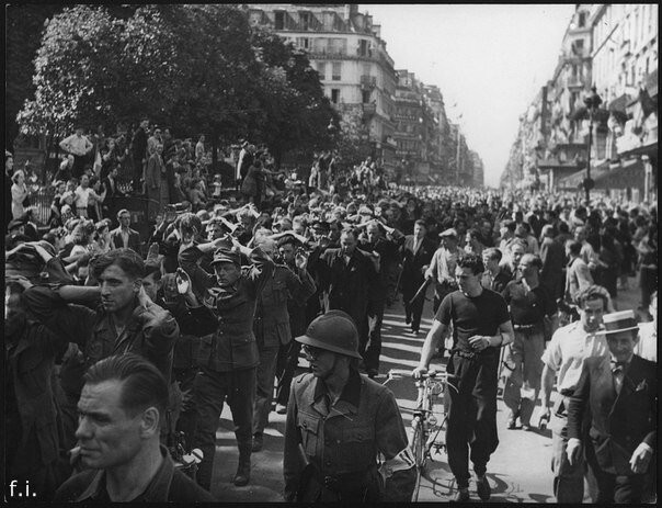Пленные немцы в Париже, 1944 год. 