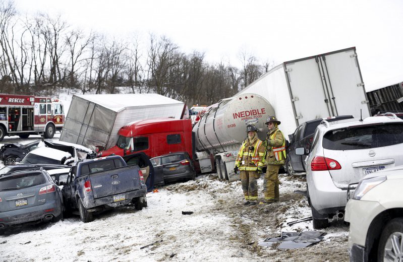Более 50 автомобилей столкнулись на трассе в Пенсильвании