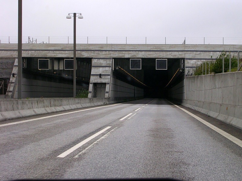 Туннель, построенный методом открытой проходки,  выполняется с использованием секций из бетона, которые соединяются и опускаются в траншею, выкопанную на дне моря.