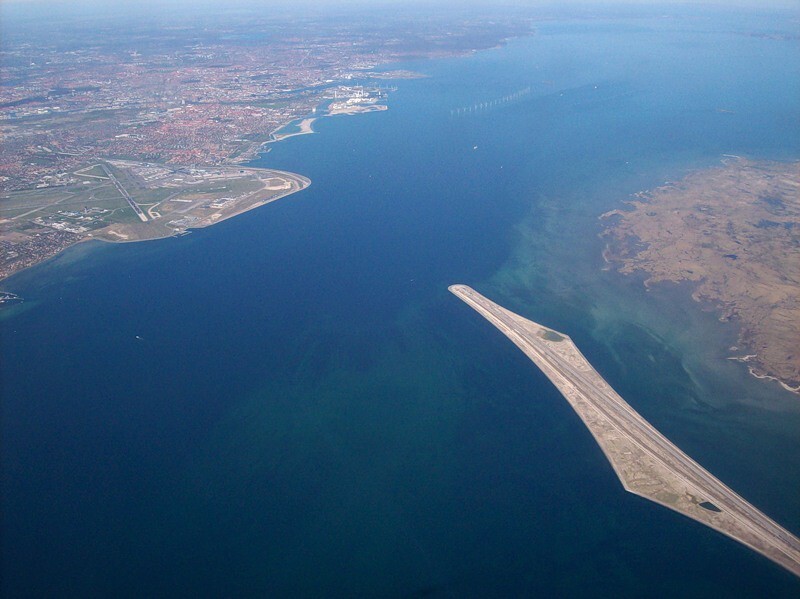  и искусственно насыпанным полуостровом у аэропорта Каструп в Дании.