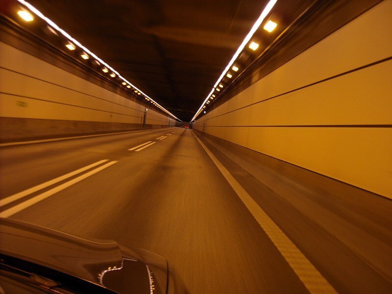Въезды в туннель также оборудованы подземными служебными помещениями для обслуживания туннеля. 
