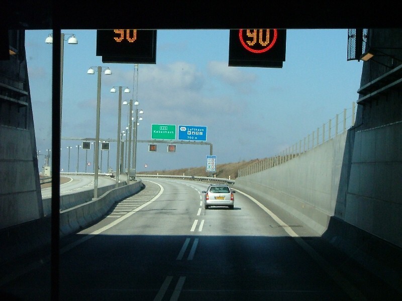 Выныривает дорога уже за аэропортом, на земле Датского Королевства.