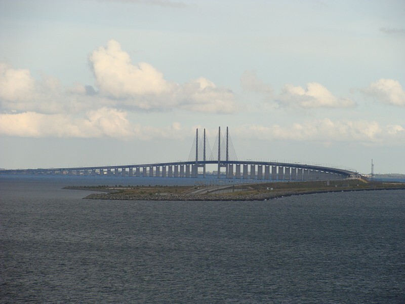 Мост соединяет туннель  Drogden на искусственном острове Peberholm (перец остров),так его окрестили веселые датчан