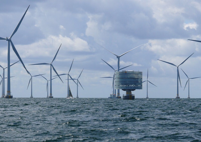 Эти ветрогенерторы стоят прямо в воде в проливе Орезунд.