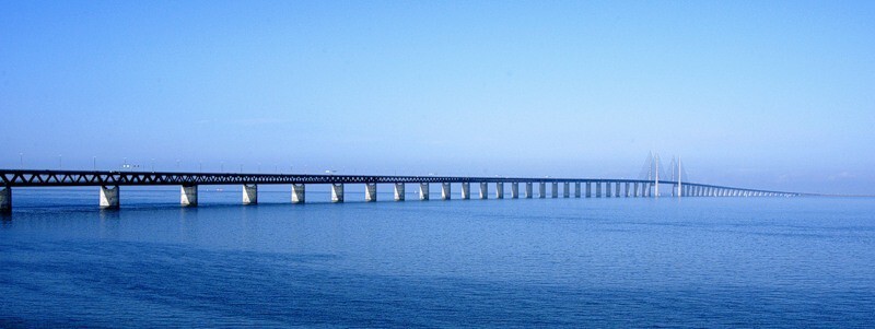   Мост начинается в Швеции, а туннель в Дании.    