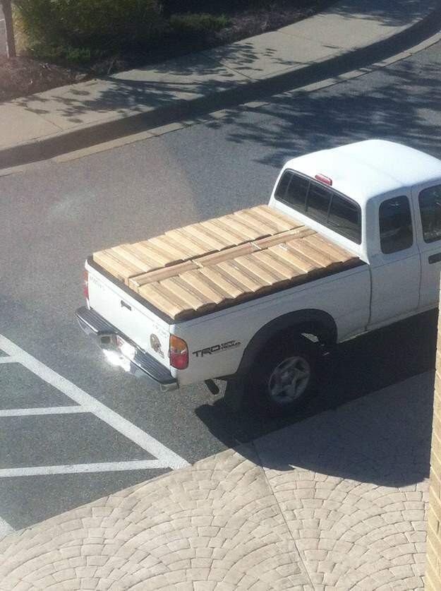 7. Как будто бы этот фургон создали специально для перевоза этих коробок - от судьбы не уйдешь