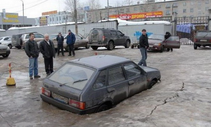 На следующих фотографиях видно, что сатана курирует строительство российских дорог 