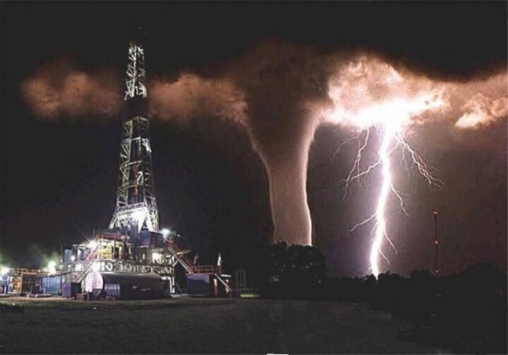 Нефтяная вышка на фоне торнадо и молнии