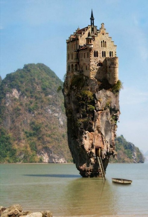 Замок на одиноком острове