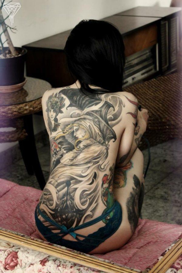 Девушка, покрытая татуировками 