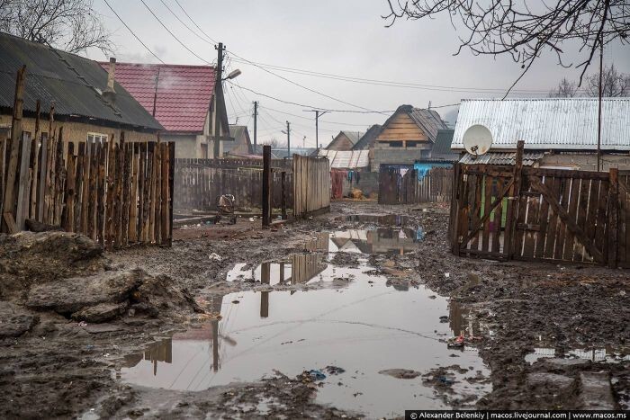 Тогда как боковые проходимы только в болотных сапогах.