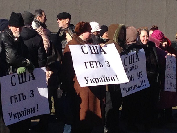"Янки, гоу хоум!" В Киеве у посольства США прошел антиамериканский митинг