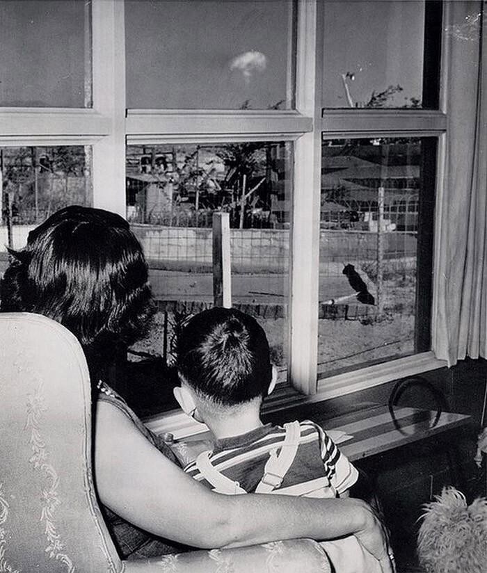 Мать и сын смотрят на облако-гриб после испытания ядерного оружия в Лас-Вегасе, 1953 год.