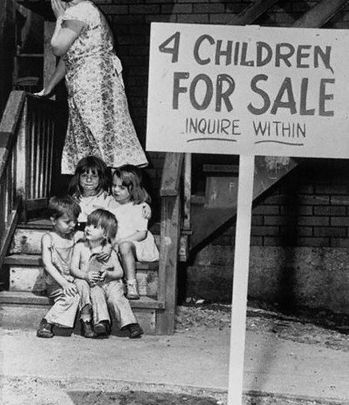 Мать прячет лицо от стыда. Стыдиться, есть чему: она только что выставила своих детей на продажу.