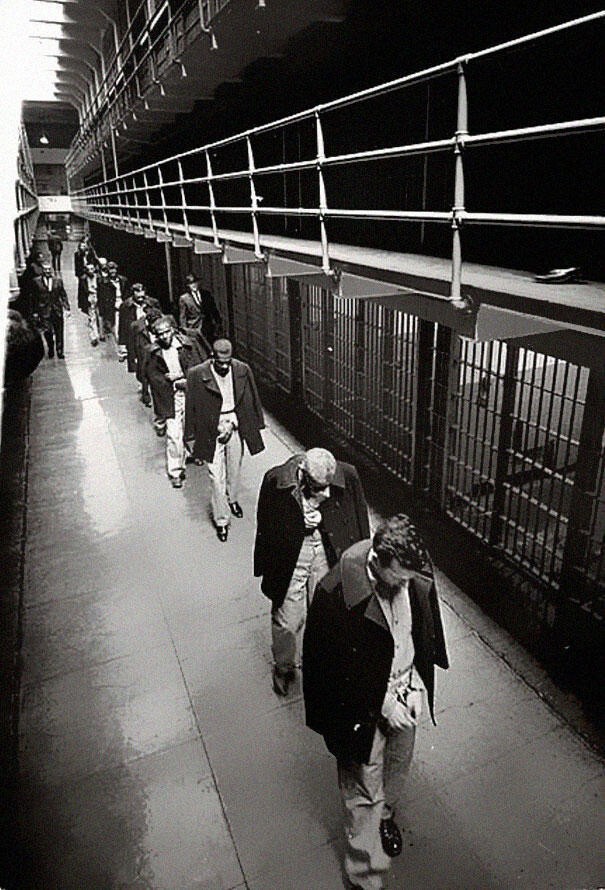 Последние заключенные покидают Алькатрас, 1963 год.