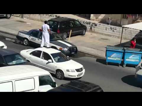 Пьяный мужик в Кувейте вырубает офицера полиции 