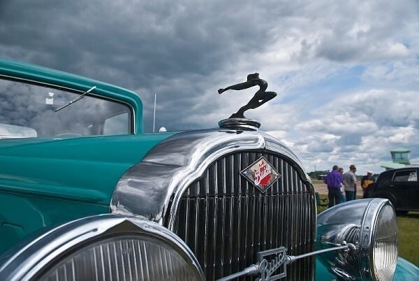 Buick, но похоже маскот более поздний, чем машина - такие ставились штатно в 1936, а в 1930-32 были другие