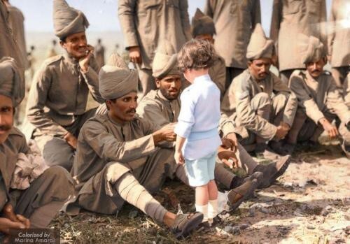 Французский мальчик знакомится с индийскими солдатами, Марсель, 30 сентября 1914 г