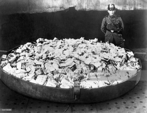 Когда деньги - мусор. Гиперинфляция в Германии, 1923 год.