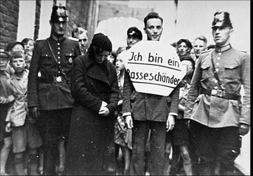 Немецкий мужчина обвиненный в связи с еврейской женщиной. Надпись - Я - осквернитель расы, Германия, 1935 год