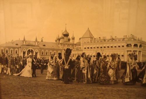 Шествие императорской семьи с крестным ходом в Кремле