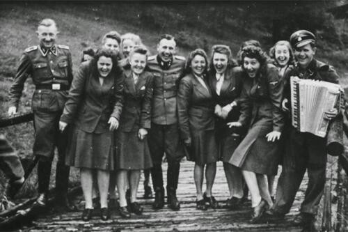 Сотрудники Освенцима хохочут на отдыхе, 1942