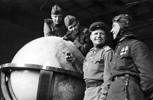 Советские солдаты позируют с глобусом Адольфа Гитлера, 1946 год